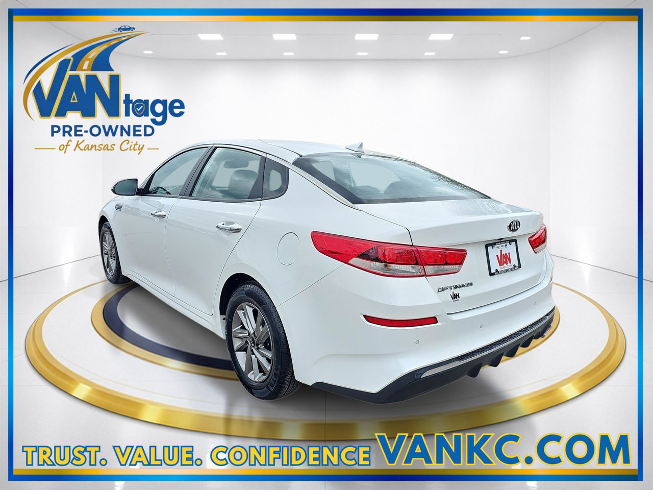 Used 2019 Snow White Pearl Kia LX image 9