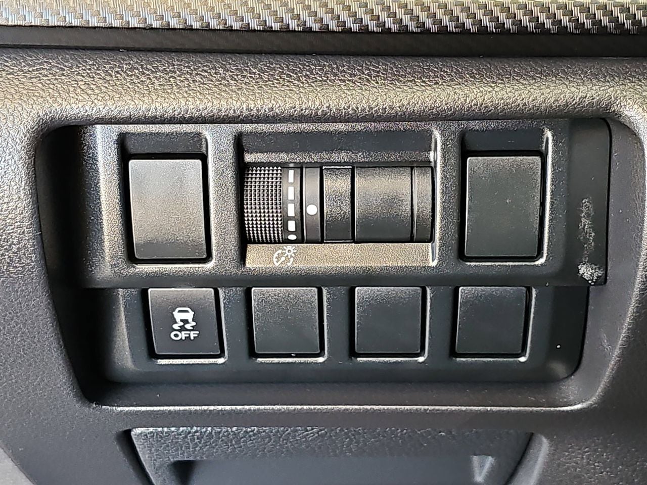 Used 2018 Dark Gray Metallic Subaru 2.0i Premium image 30