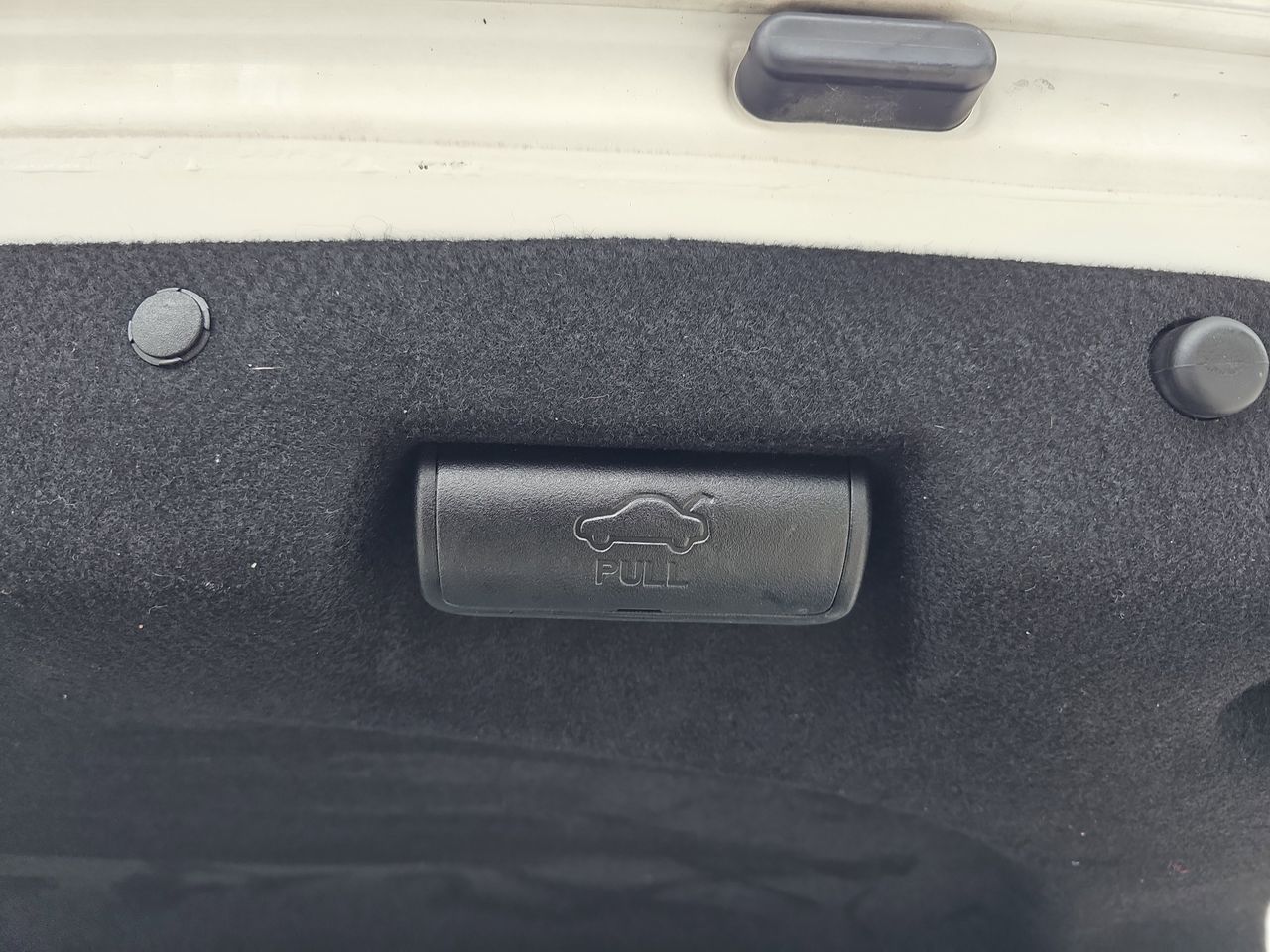 Used 2019 Snow White Pearl Kia LX image 16