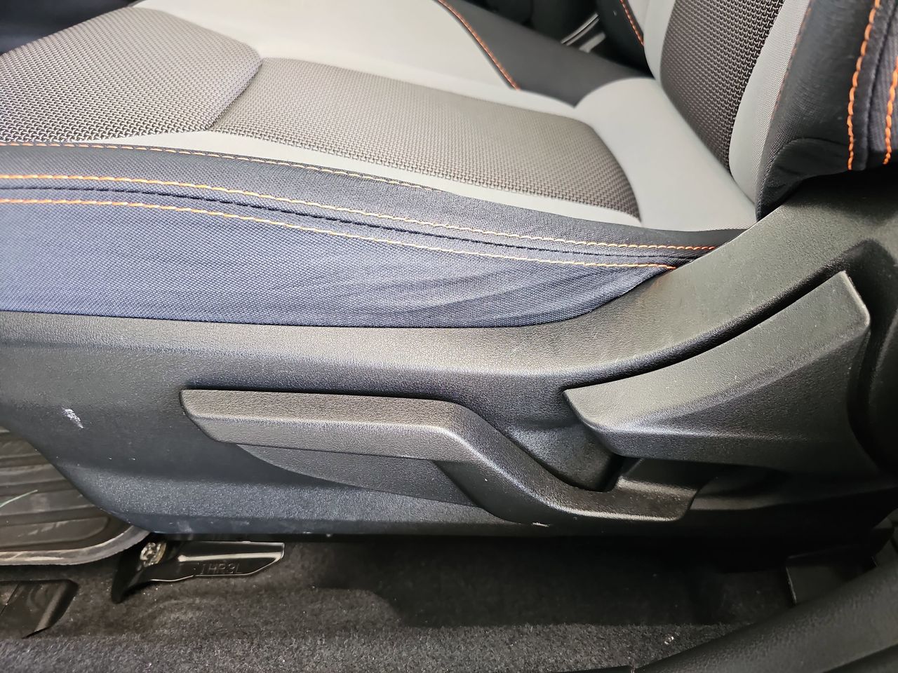 Used 2018 Dark Gray Metallic Subaru 2.0i Premium image 33