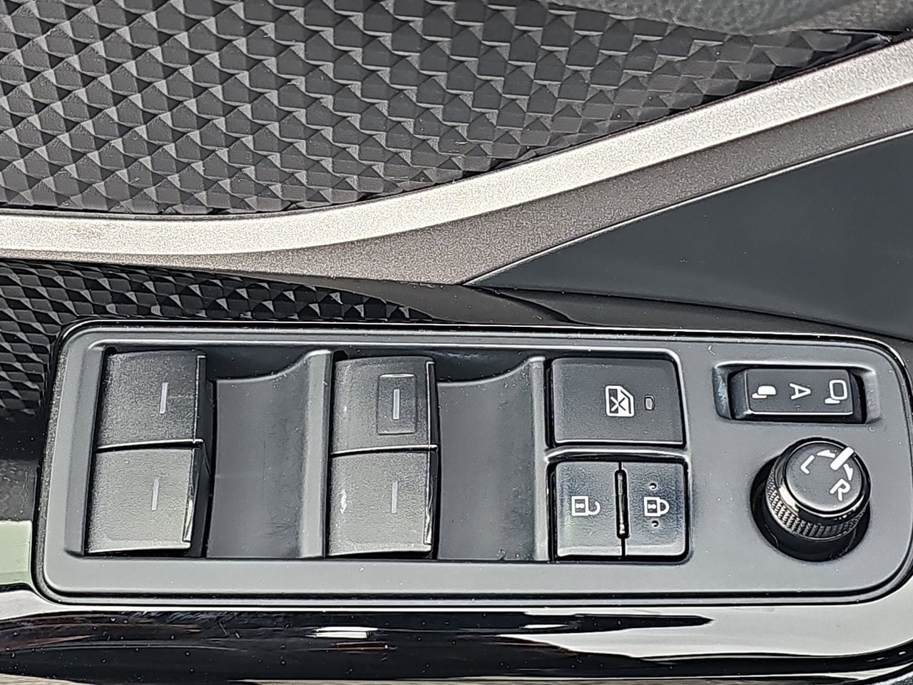 Used 2021 Blizzard Pearl w Black Roof Toyota Nightshade image 32