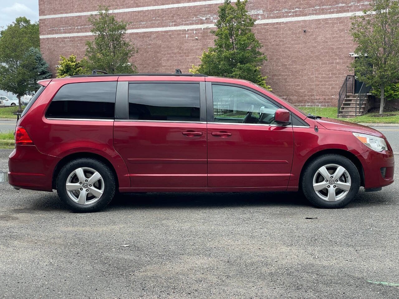 2011 Volkswagen Routan SEL photo 2
