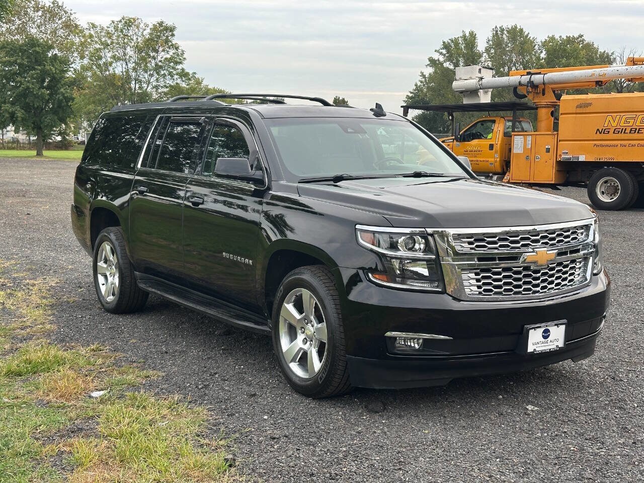 2016 Chevrolet Suburban LT photo 2