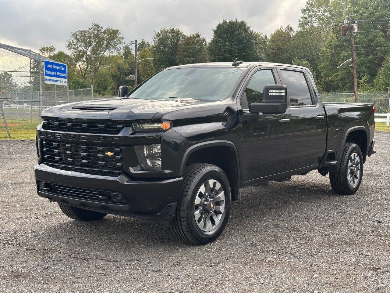 2022 Chevrolet Silverado Custom photo 2