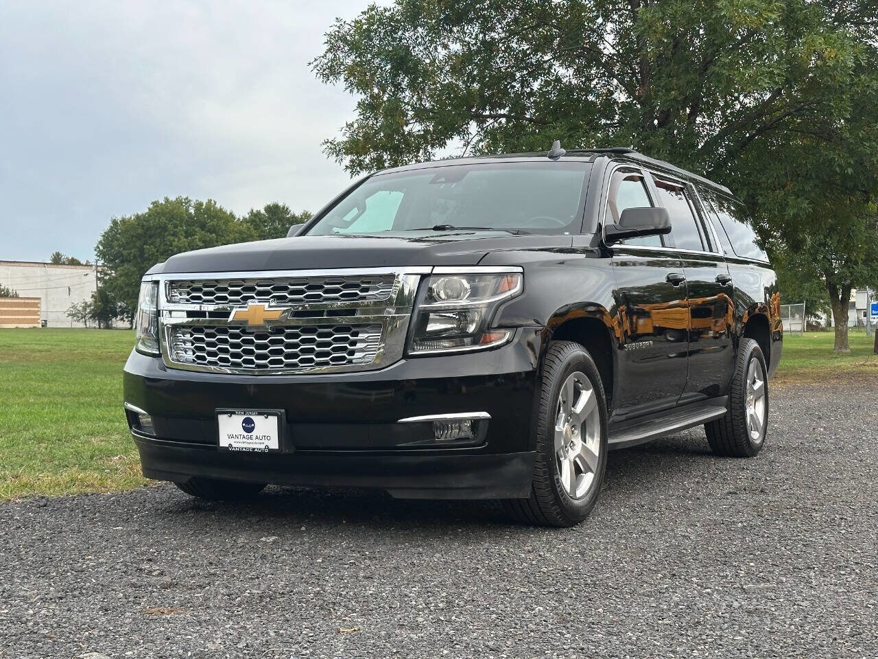 2016 Chevrolet Suburban LT photo 3