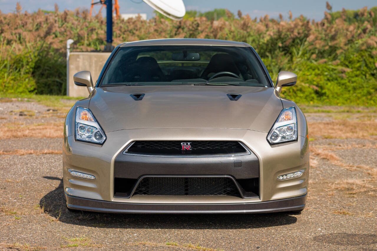 2016 Nissan GT-R Premium photo 2
