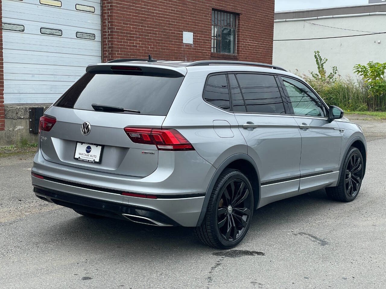 2021 Volkswagen Tiguan R-Line Black SEL photo 2