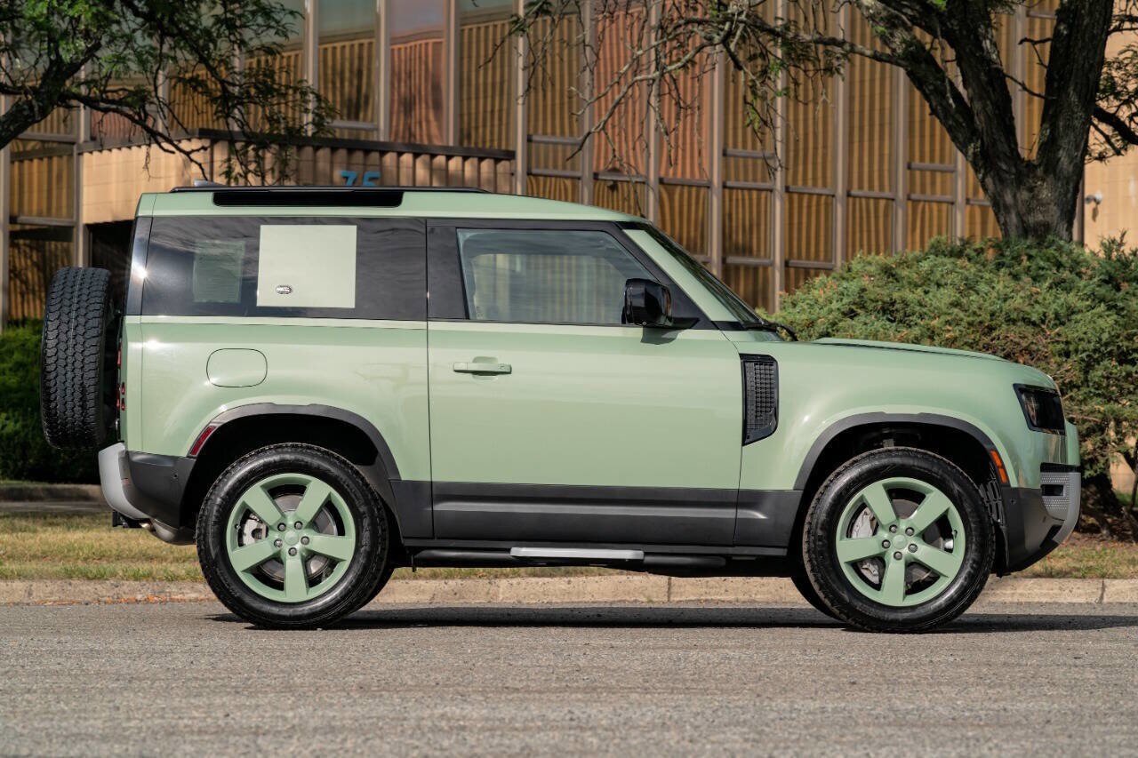 2023 Land Rover Defender photo 4