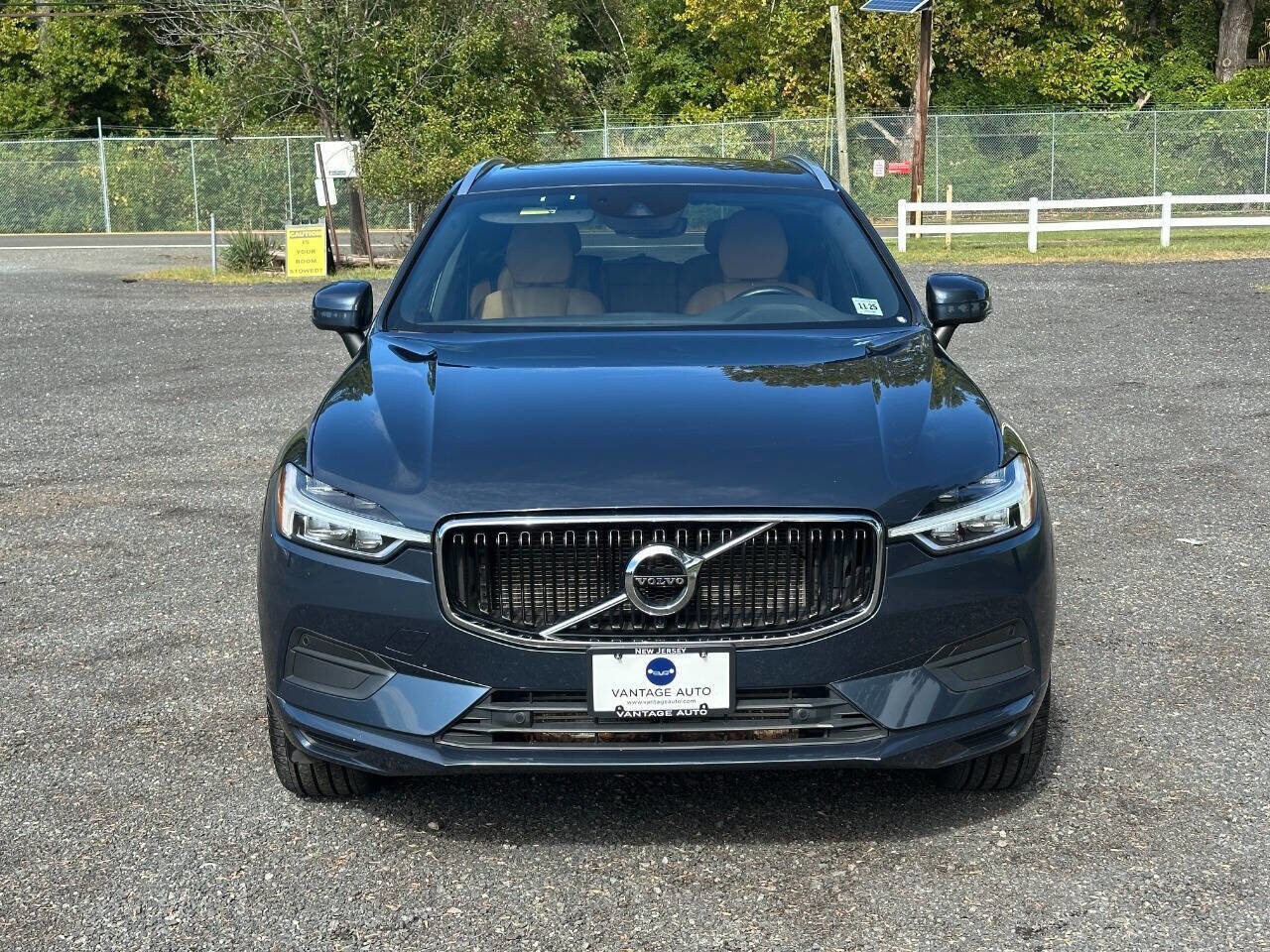 2020 Volvo XC60 Momentum photo 2