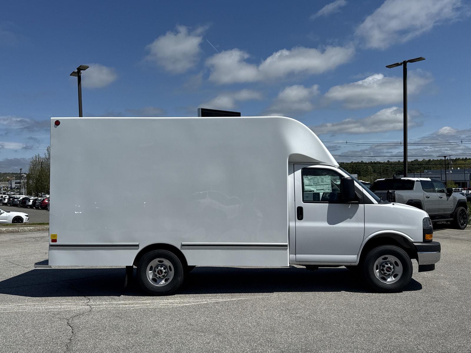 2025 Gmc Savana Cutaway 3500 photo 3