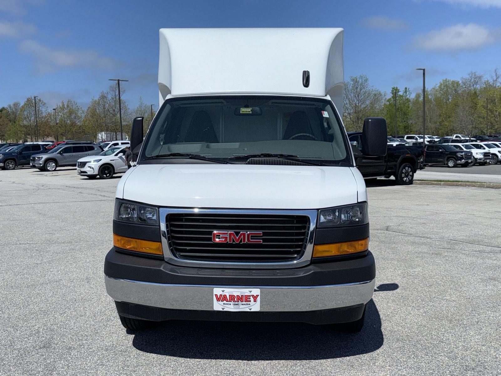 2025 Gmc Savana Cutaway 3500 photo 2