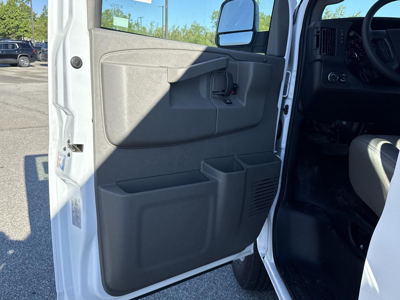 2025 GMC Savana Cargo Work Van - Photo 18