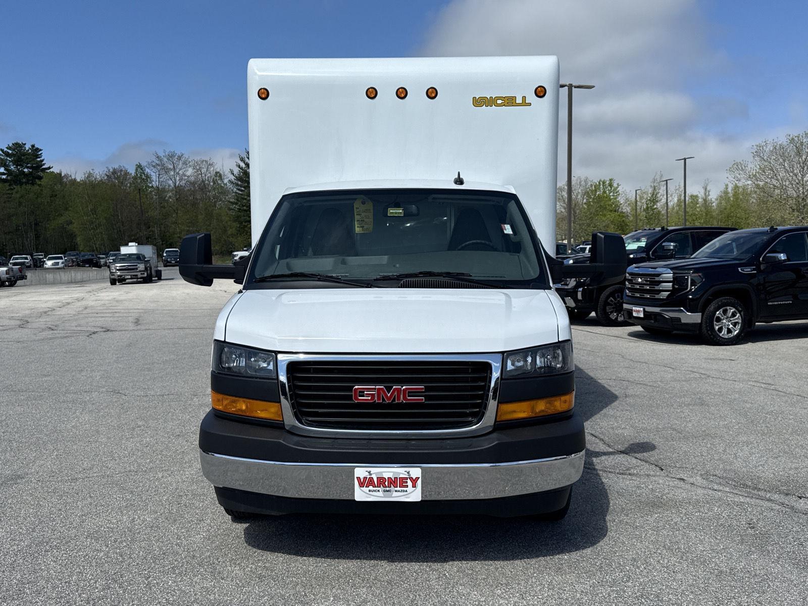 2025 Gmc Savana Cutaway 3500 photo 2