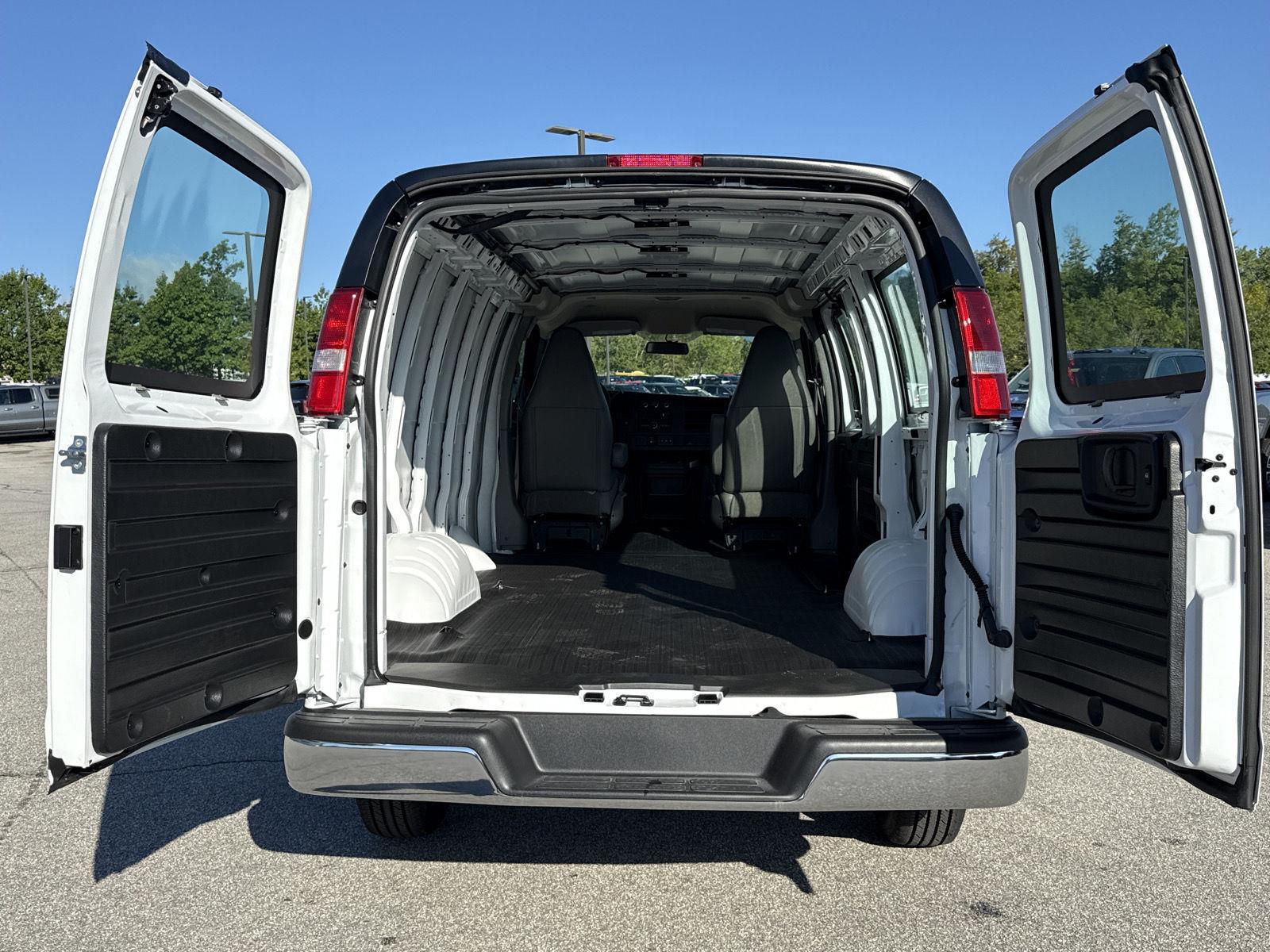 2025 GMC Savana Cargo Work Van - Photo 16