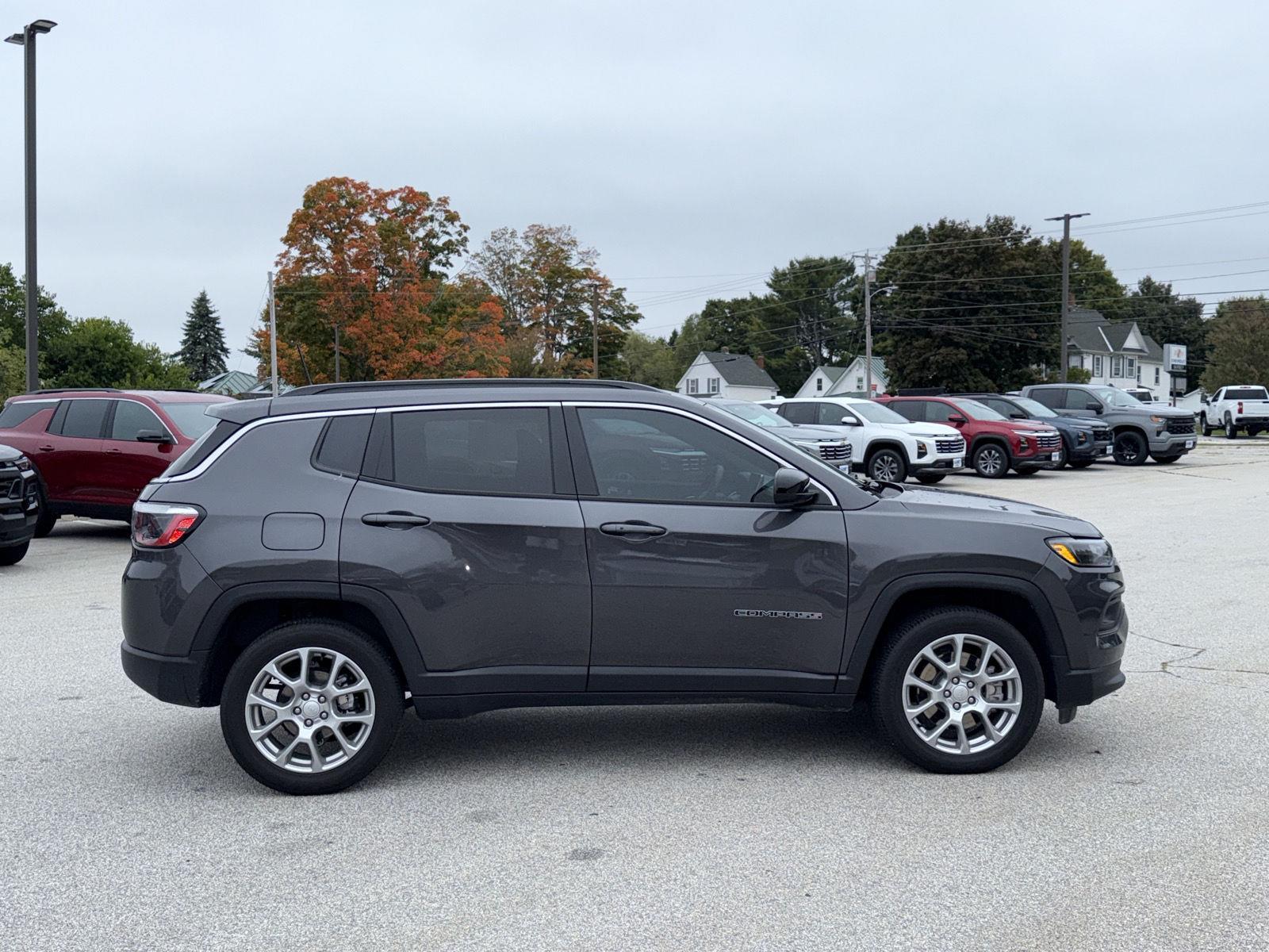 2024 Jeep Compass Latitude Lux photo 4
