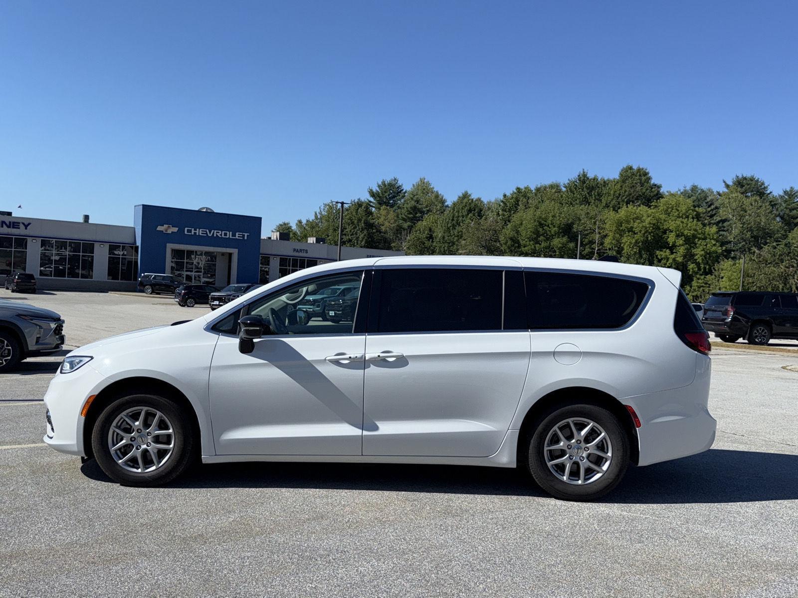 2024 Chrysler Pacifica Touring L photo 3