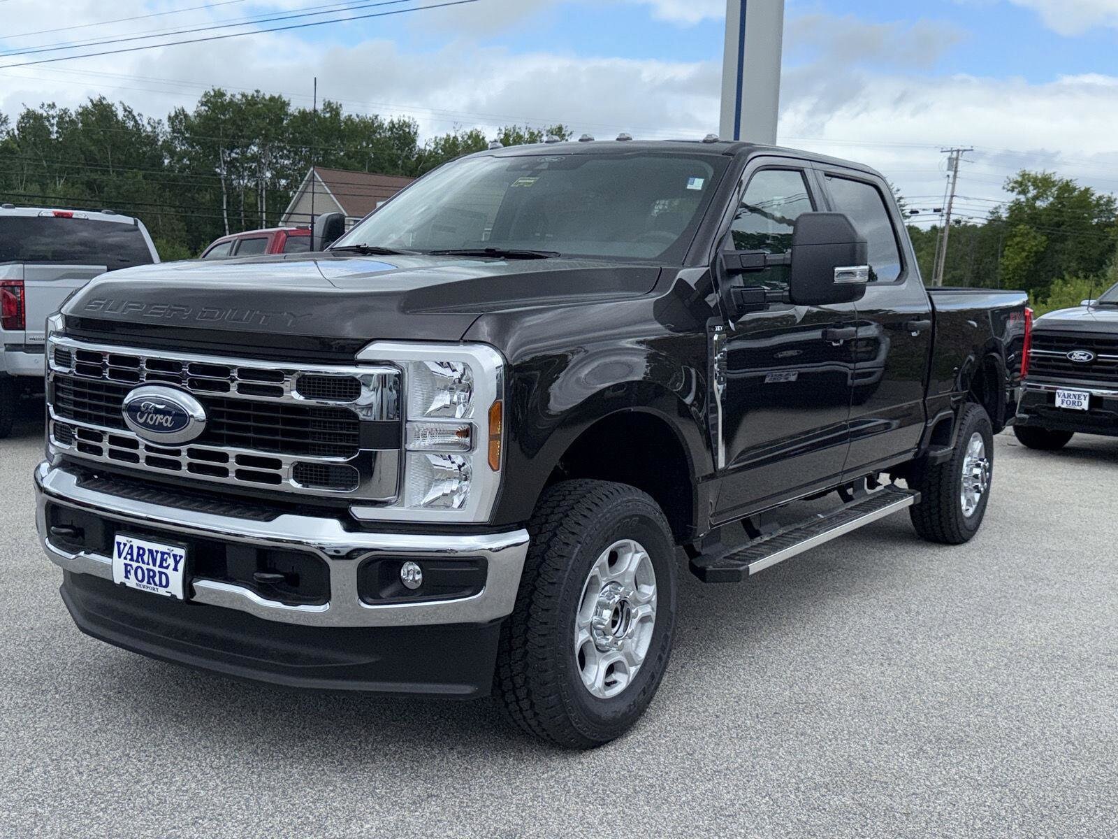 2025 Ford F-350 XLT photo 2