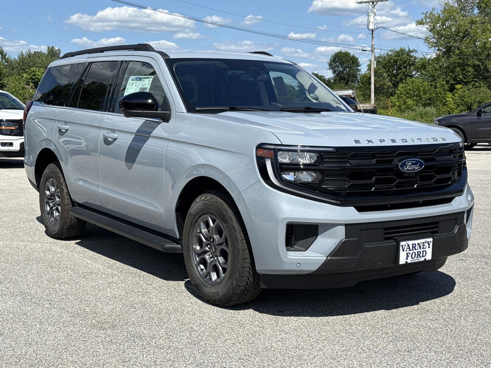 2025 Ford Expedition photo 3