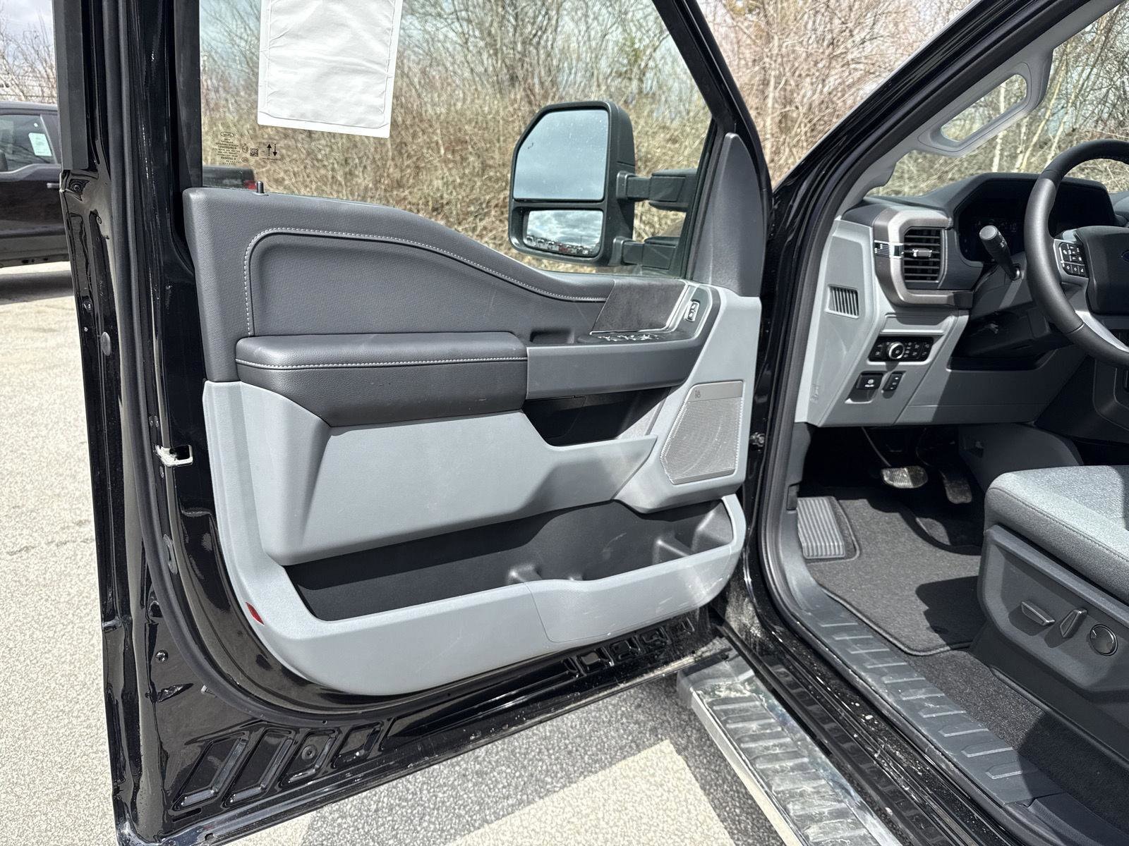 2025 Ford F-150 XLT - Photo 12