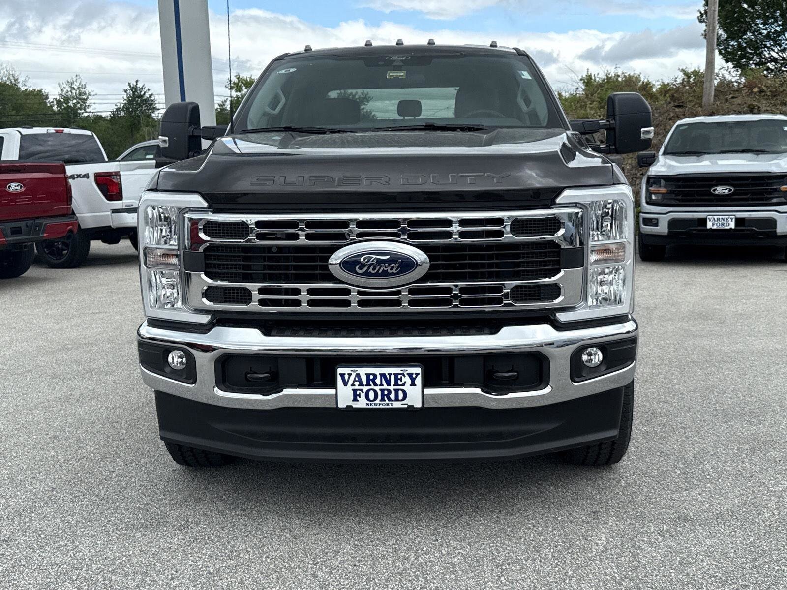 2025 Ford F-350 XLT photo 3