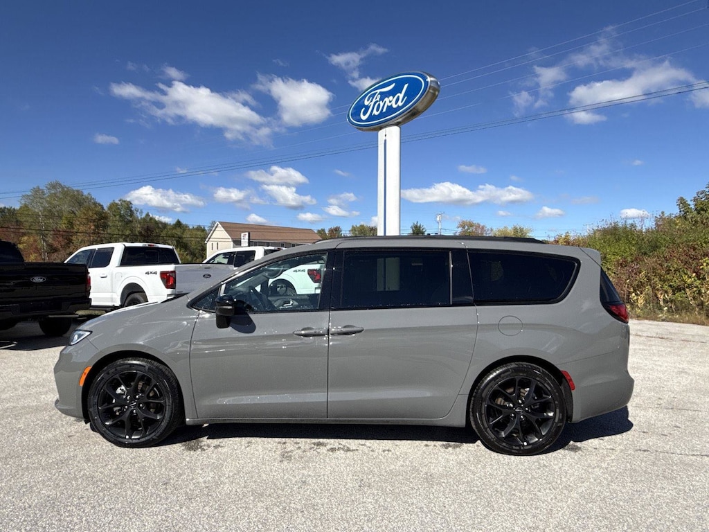 Used 2025 Chrysler Pacifica Limited Van Passenger Van