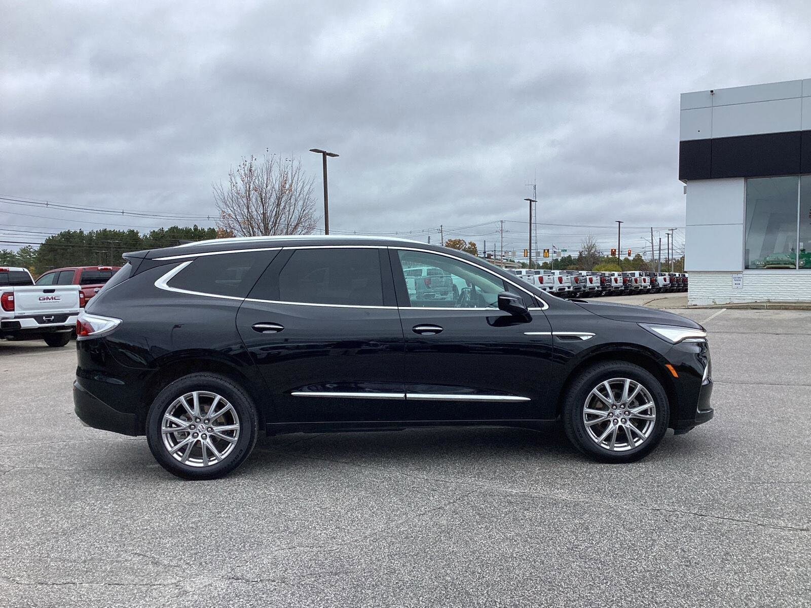 2024 Buick Enclave Essence photo 3
