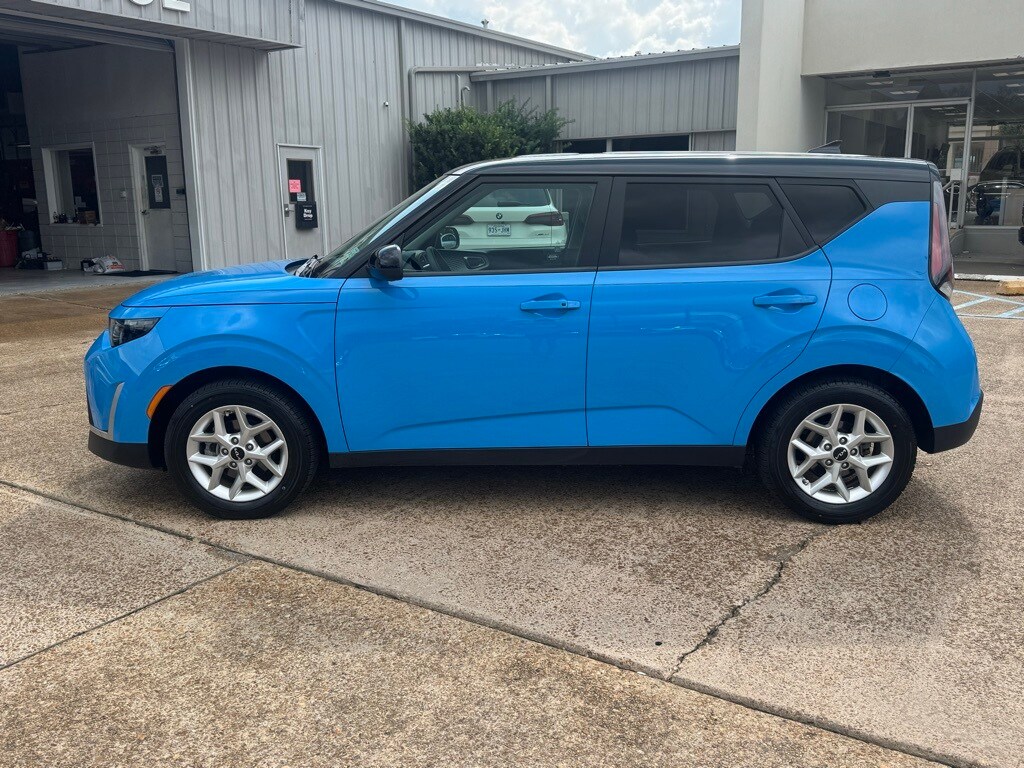 2023 Kia Soul S photo 2