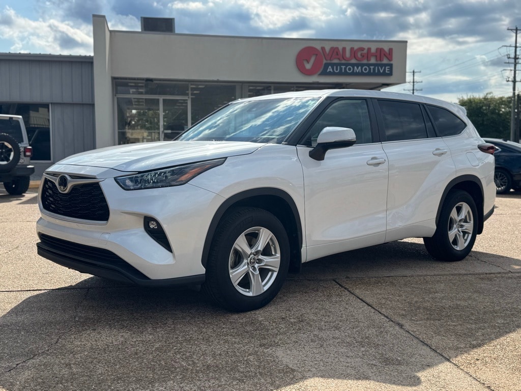 2024 Toyota Highlander LE's photo