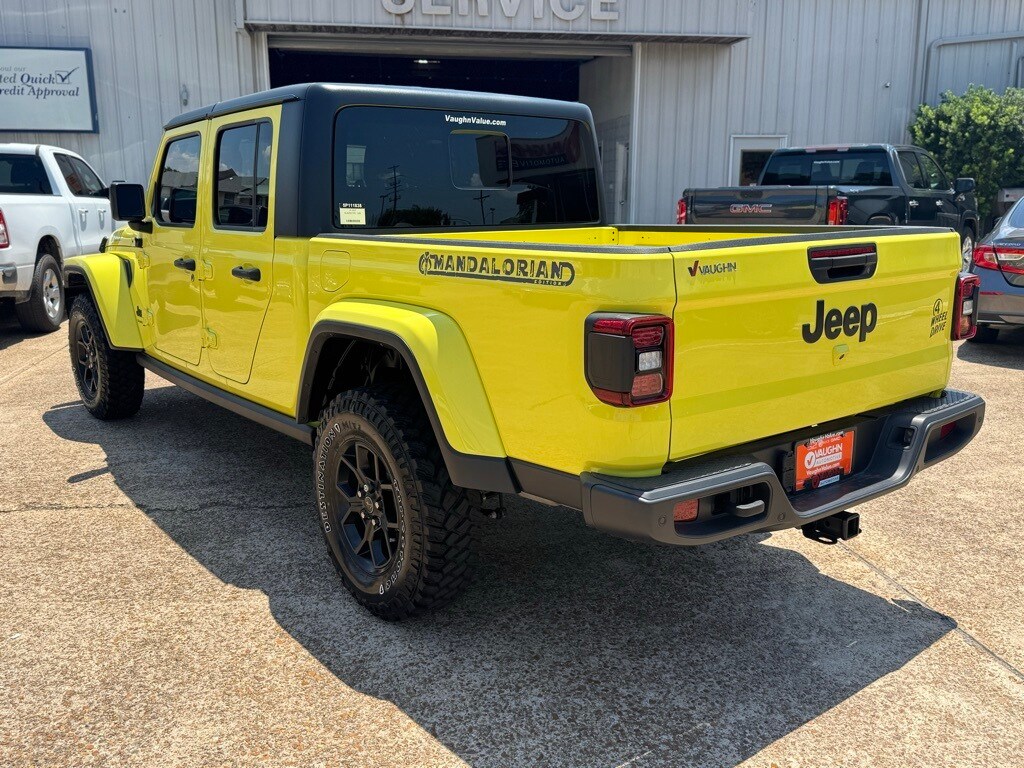 2024 Jeep Gladiator Willys photo 2