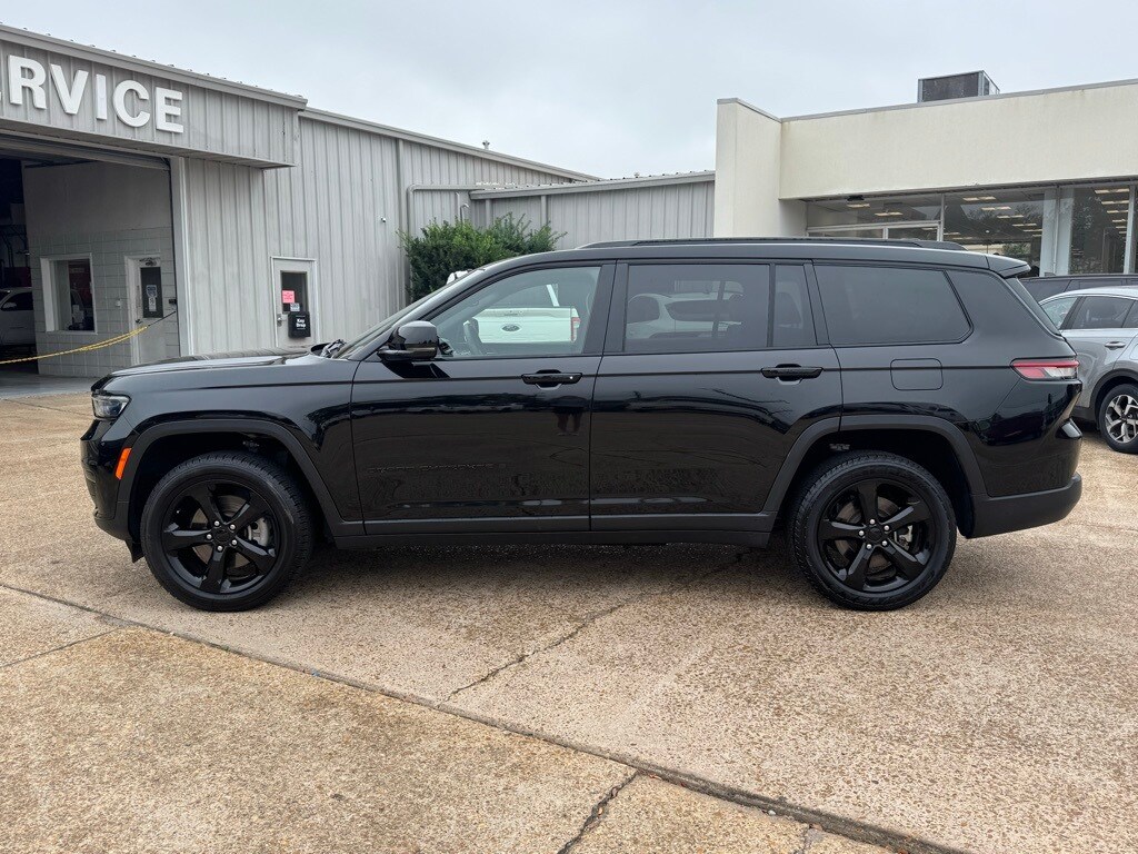 2023 Jeep Grand Cherokee Laredo photo 2