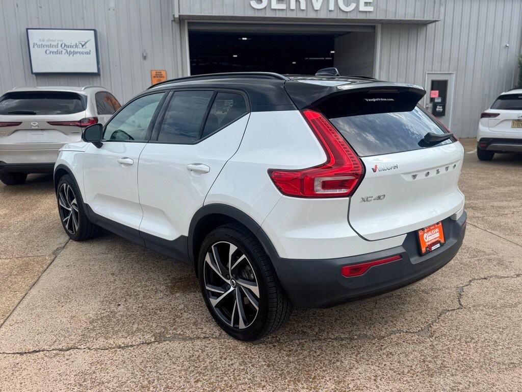 2021 Volvo XC40 T5 R-Design photo 2