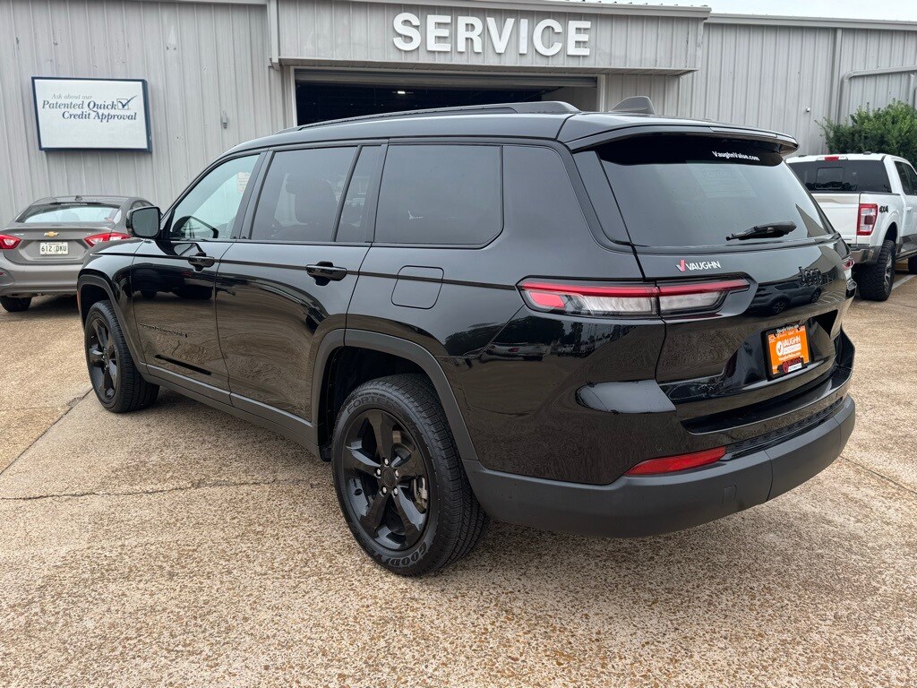2023 Jeep Grand Cherokee Laredo photo 3