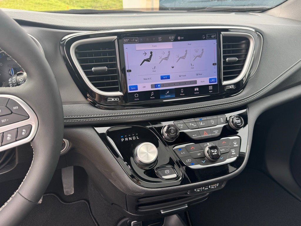 2025 Chrysler Pacifica Select - Photo 15