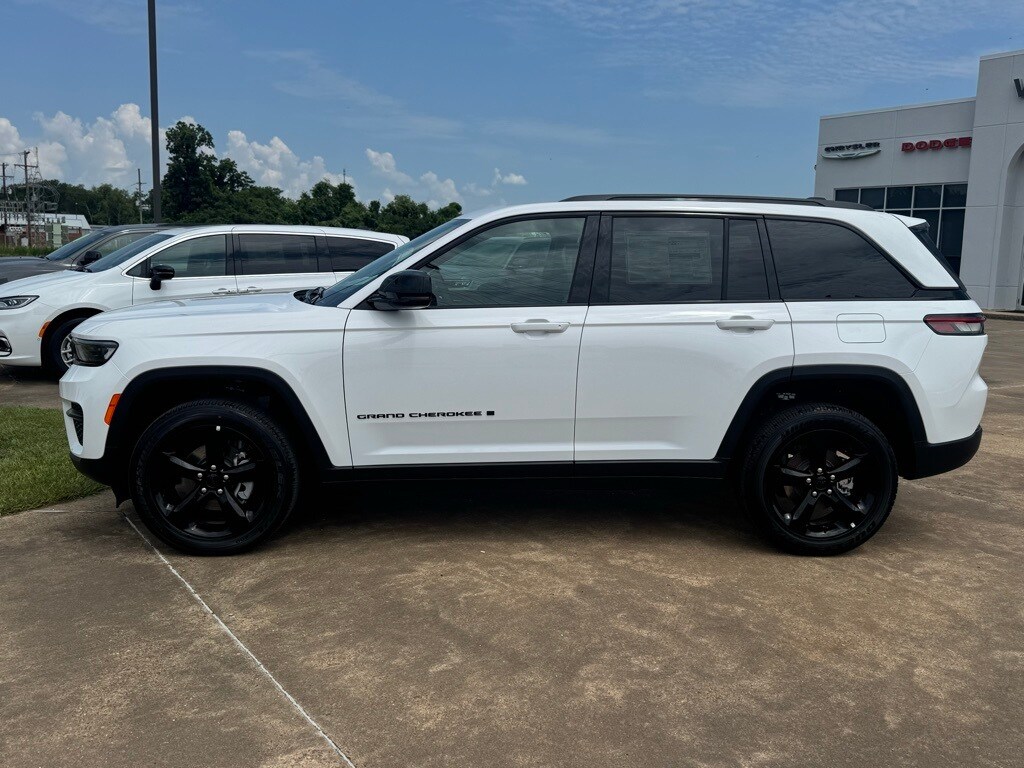2025 Jeep Grand Cherokee Altitude photo 2