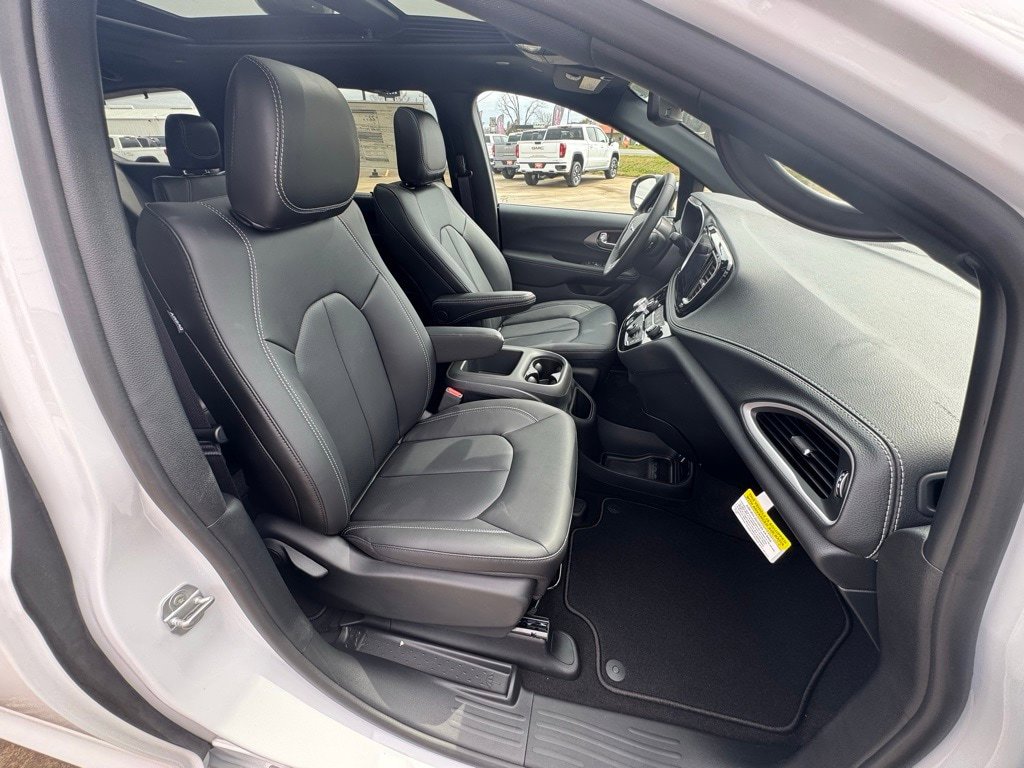 2025 Chrysler Pacifica Select - Photo 22