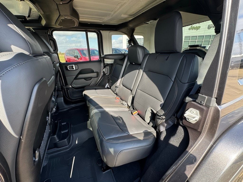 2025 Jeep Wrangler 4-Door Sahara - Photo 17