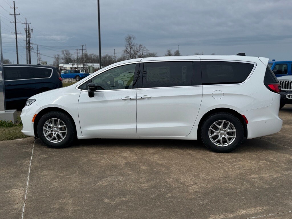 2025 Chrysler Pacifica photo 2