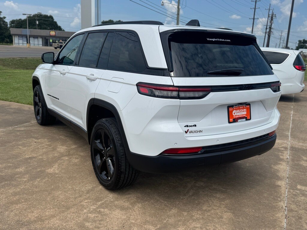 2025 Jeep Grand Cherokee Altitude photo 3