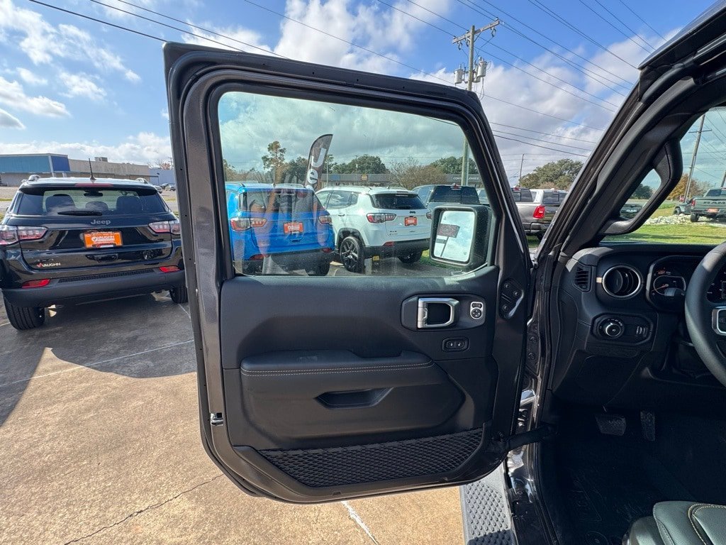 2025 Jeep Wrangler 4-Door Sahara - Photo 9