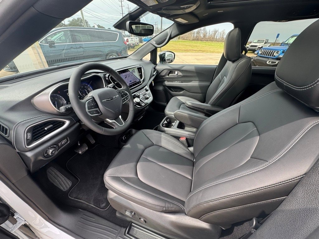 2025 Chrysler Pacifica Select - Photo 11