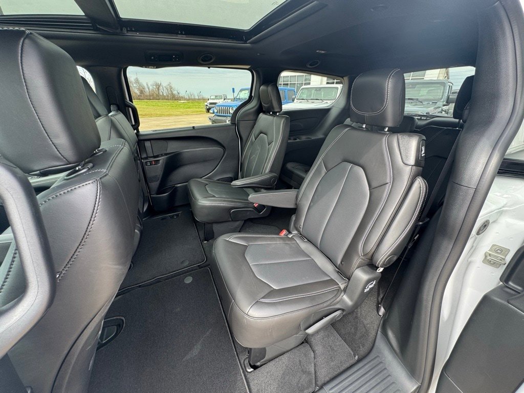 2025 Chrysler Pacifica Select - Photo 17