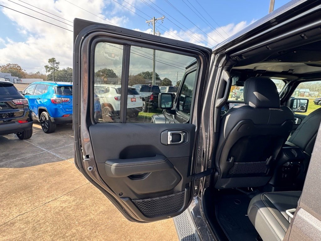 2025 Jeep Wrangler 4-Door Sahara - Photo 16