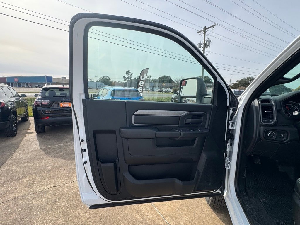 2025 RAM 3500 Chassis Tradesman - Photo 9