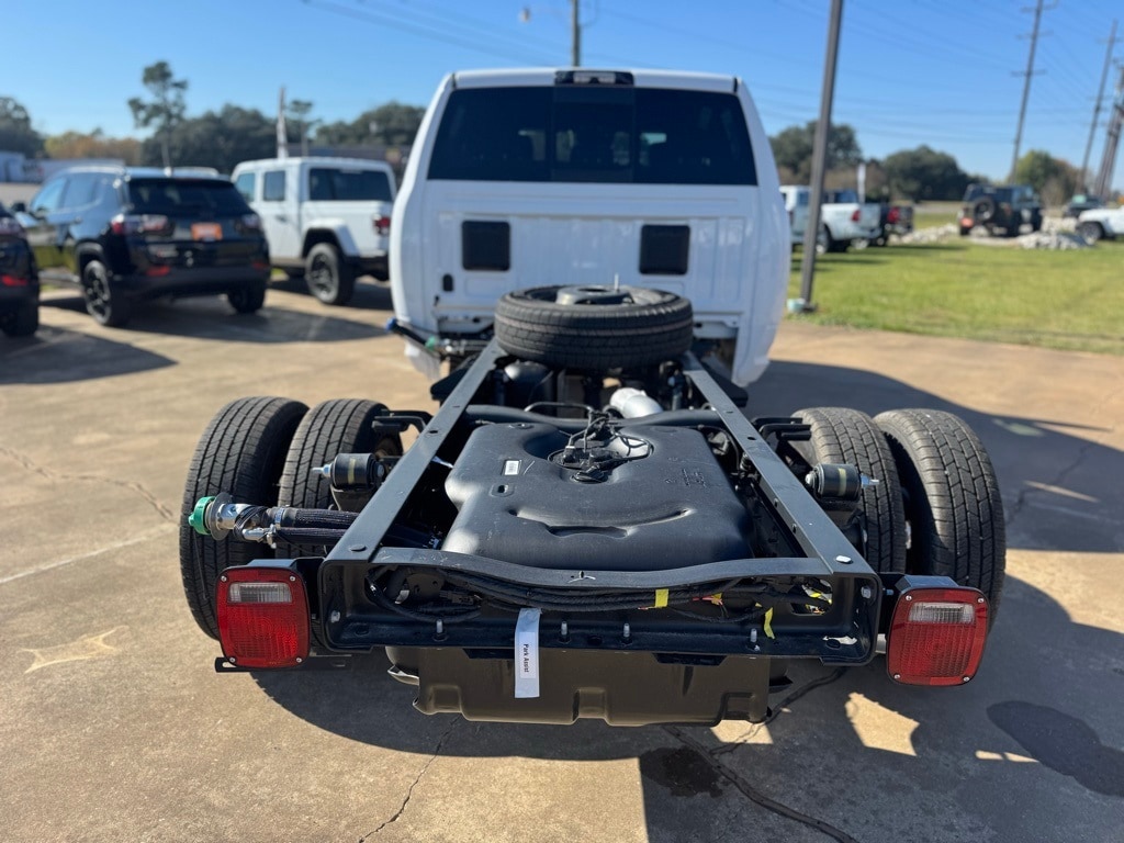 New 2026 Ram 3500 Chassis Cab TRADESMAN CREW 4X2 60' CA Pickup