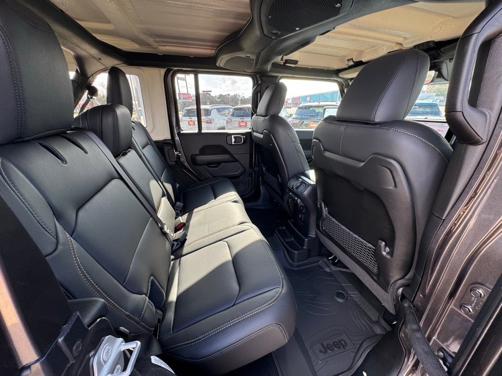 2025 Jeep Wrangler 4-Door Sahara - Photo 19