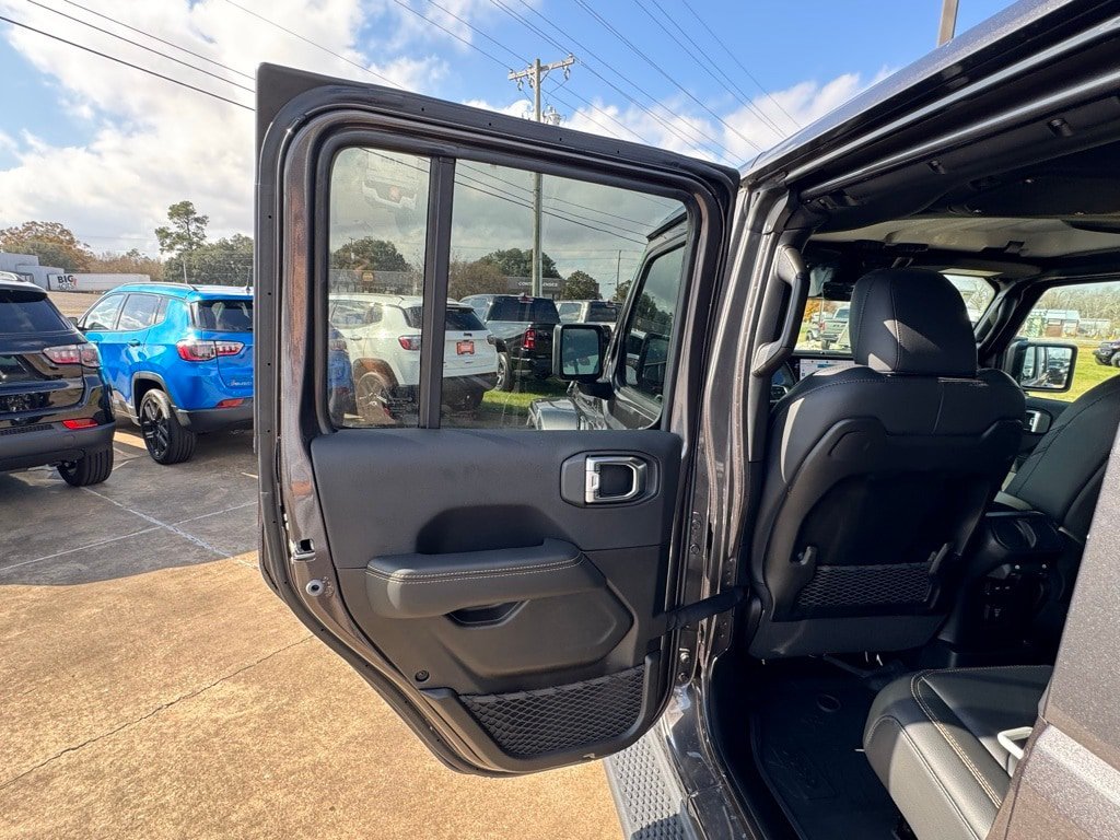 2025 Jeep Wrangler 4-Door Sahara - Photo 16
