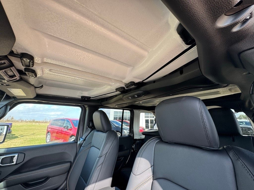 2025 Jeep Wrangler 4-Door Sahara - Photo 11