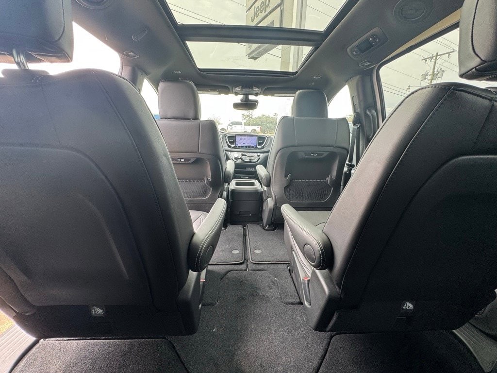 2025 Chrysler Pacifica Select - Photo 18