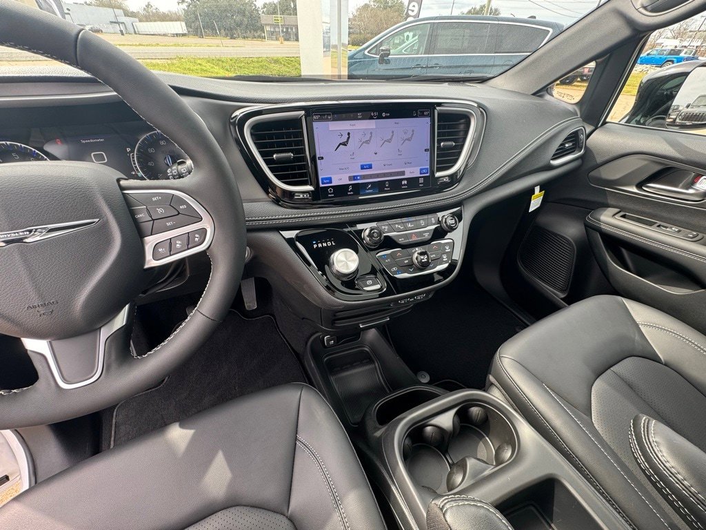 2025 Chrysler Pacifica Select - Photo 14