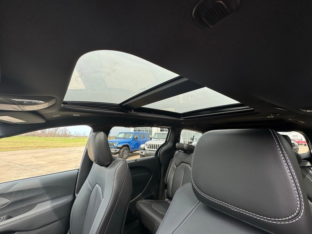 2025 Chrysler Pacifica Select - Photo 12